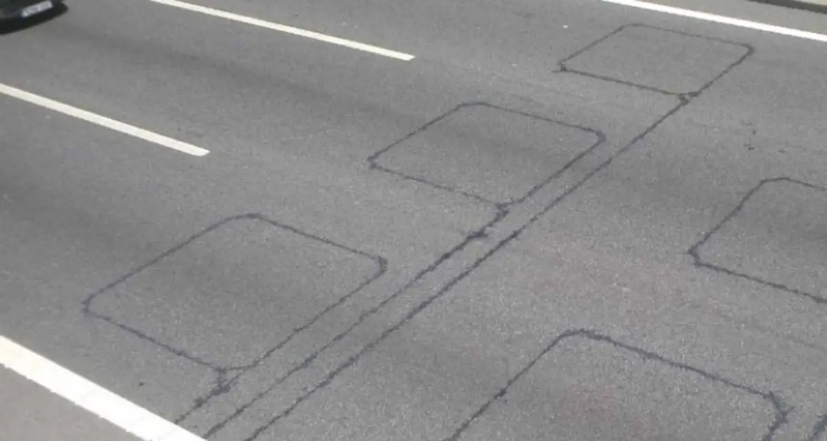 Cómo identificar una cámara de velocidad por una pista clave en el pavimento
