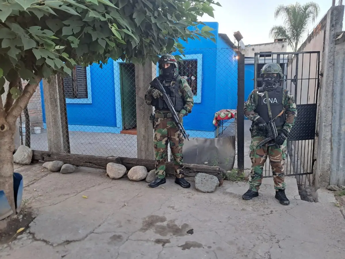 EN ACCIONES. Los gendarmes allanaron varios domicilios en el Gran San Miguel de Tucumán por esta causa.