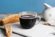 Qué ocurre en el cerebro y en el cuerpo cuando tomás café sin azúcar, según la ciencia