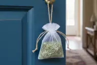 El truco del orégano en la puerta: por qué esta tendencia conquista los hogares y qué beneficios ofrece