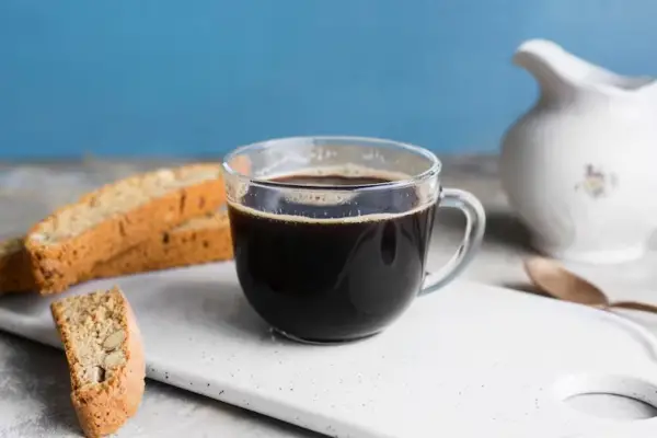 Qué ocurre en el cerebro y en el cuerpo cuando tomás café sin azúcar, según la ciencia