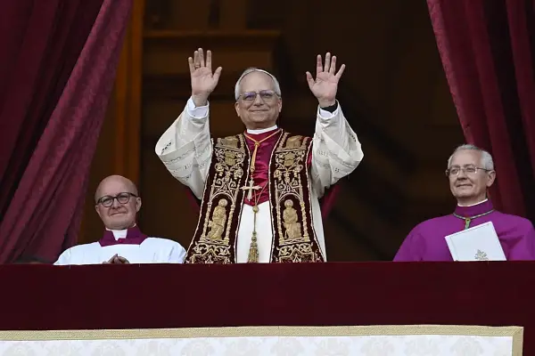 ¿El papa León XIV es un ícono de moda?: integra la lista de los mejor vestidos junto a Rosalía y Rihanna