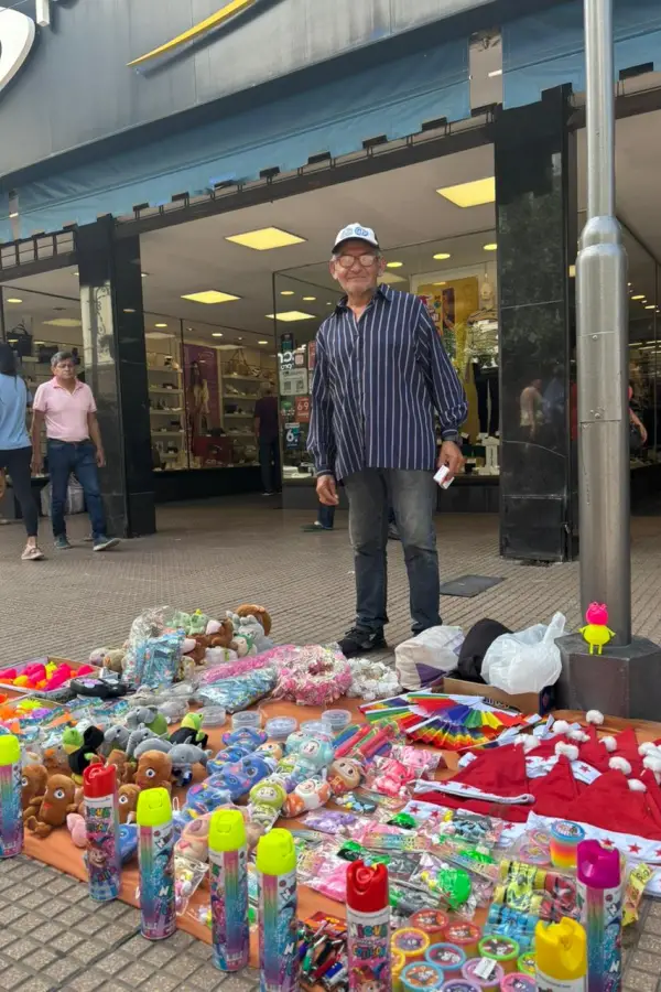 Carlos Alfredo Romero, vendedor ambulante. 