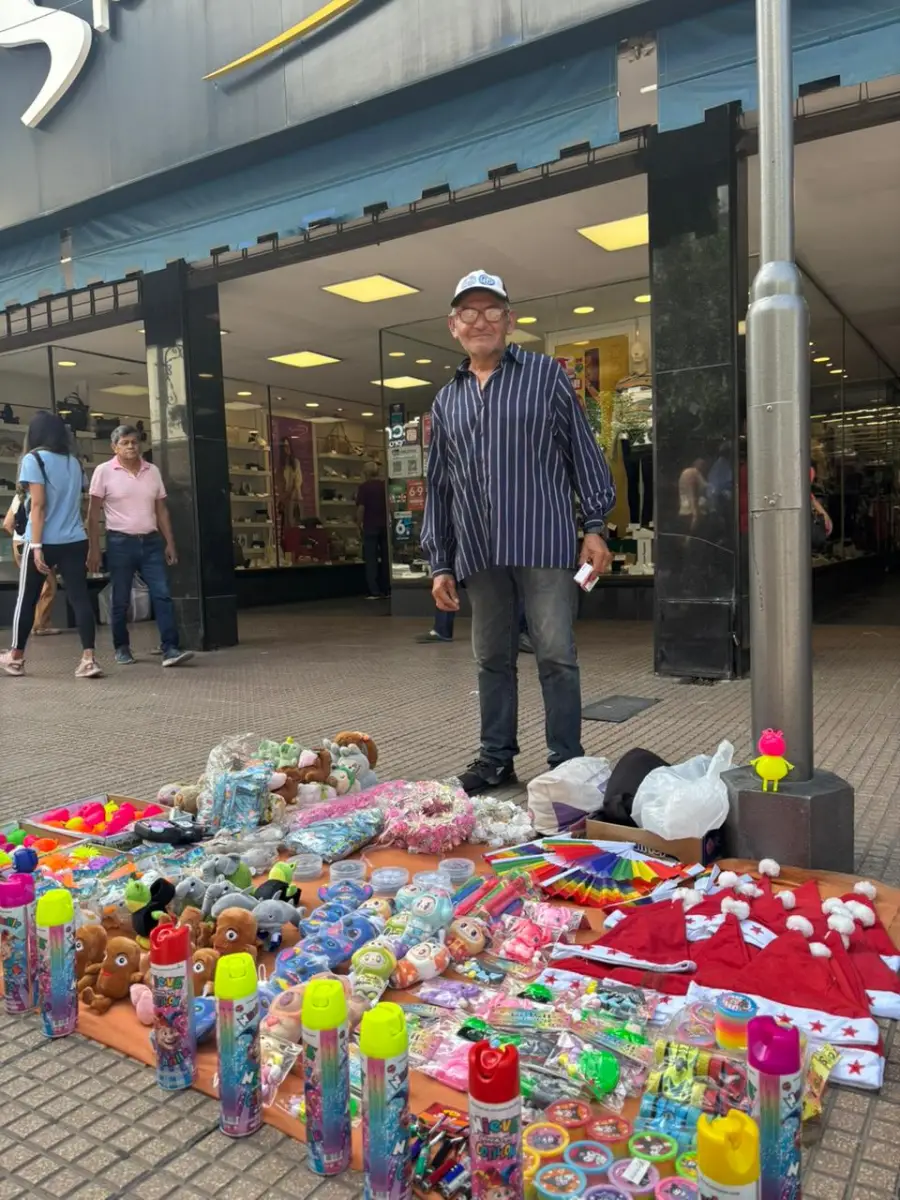 Carlos Alfredo Romero, vendedor ambulante. 