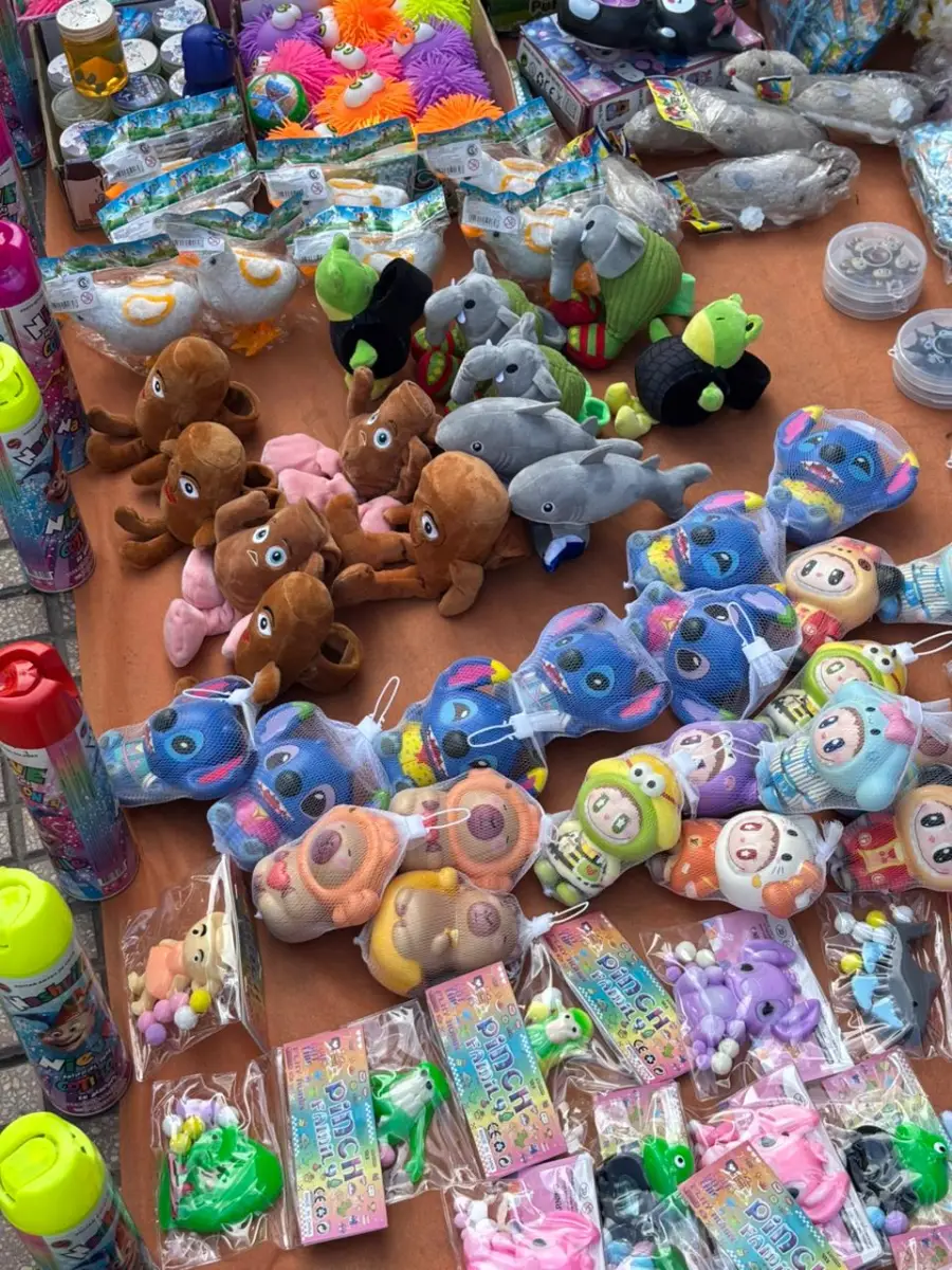 Comercio ambulante en calle Muñecas al 100.  