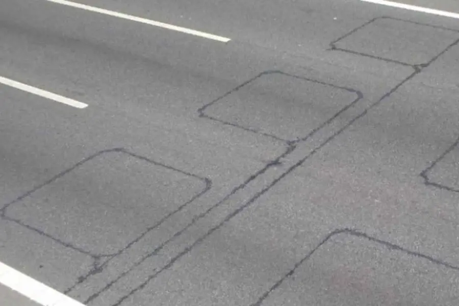 Cómo identificar una cámara de velocidad por una pista clave en el pavimento