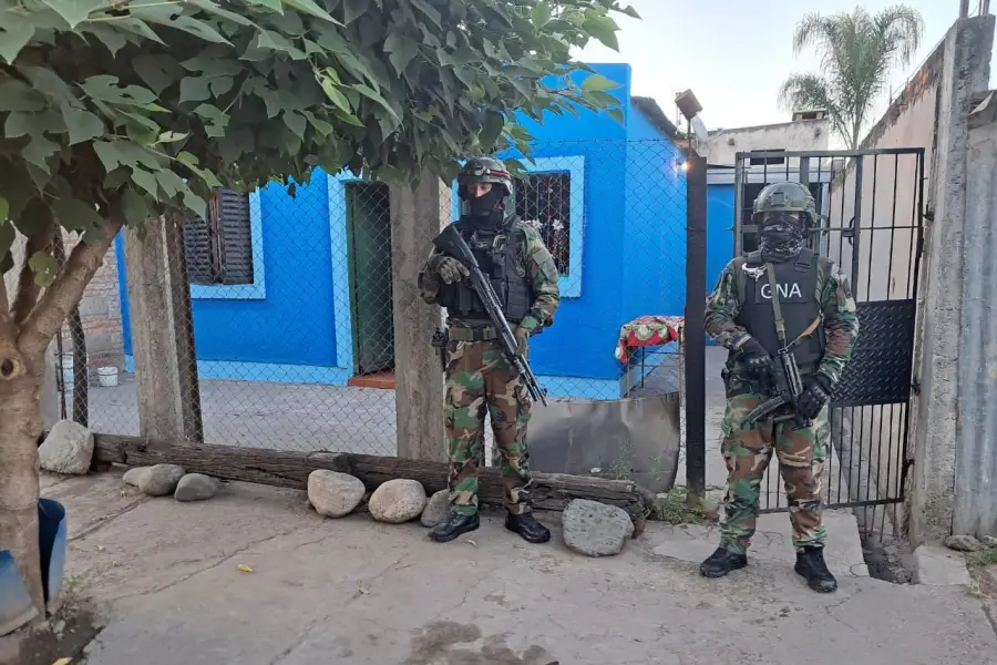 EN ACCIONES. Los gendarmes allanaron varios domicilios en el Gran San Miguel de Tucumán por esta causa.