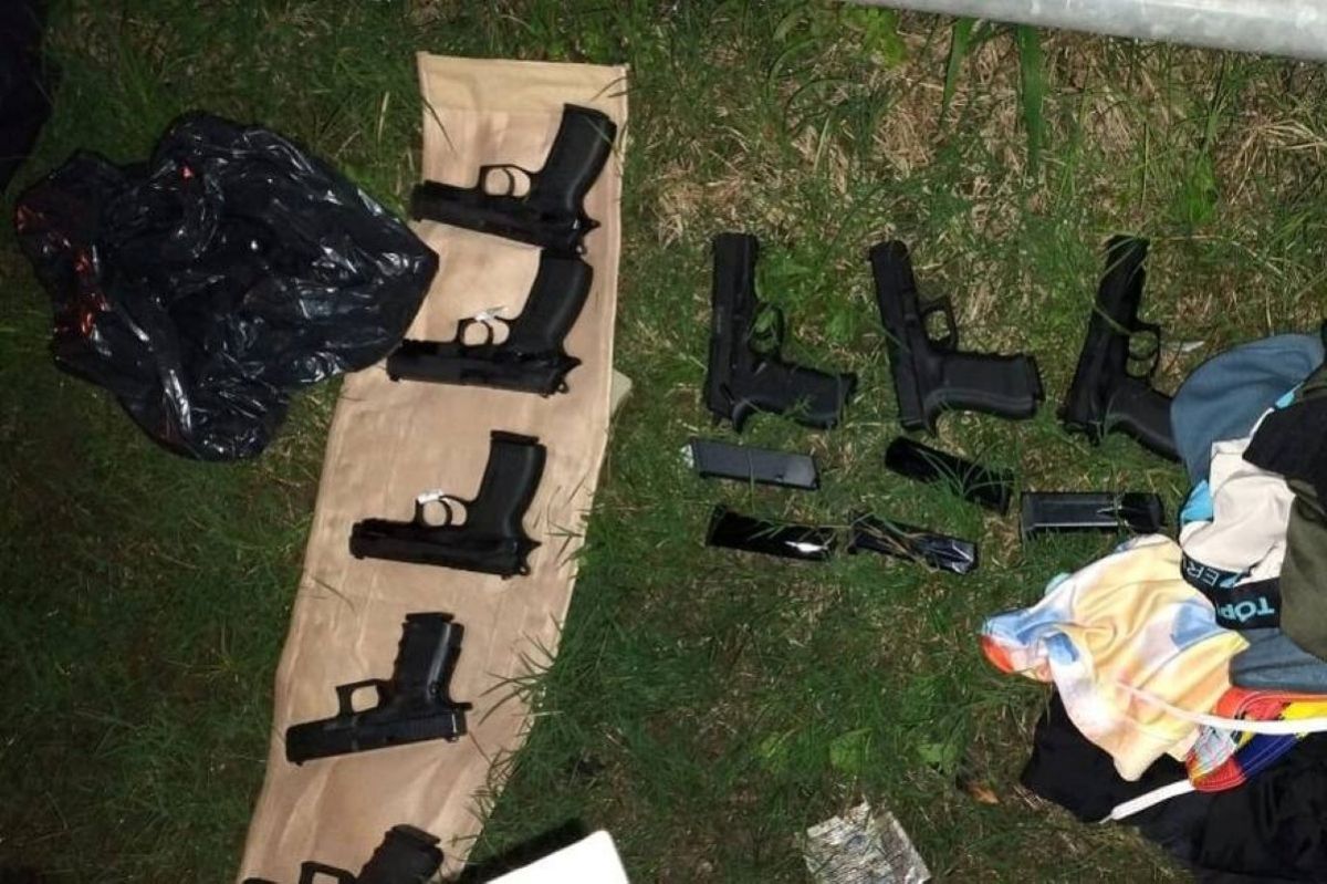 EL ORIGEN DE TODO. Las pistolas que fueron secuestradas en diciembre de 2023 en un procedimiento realizado en Aguilares.
