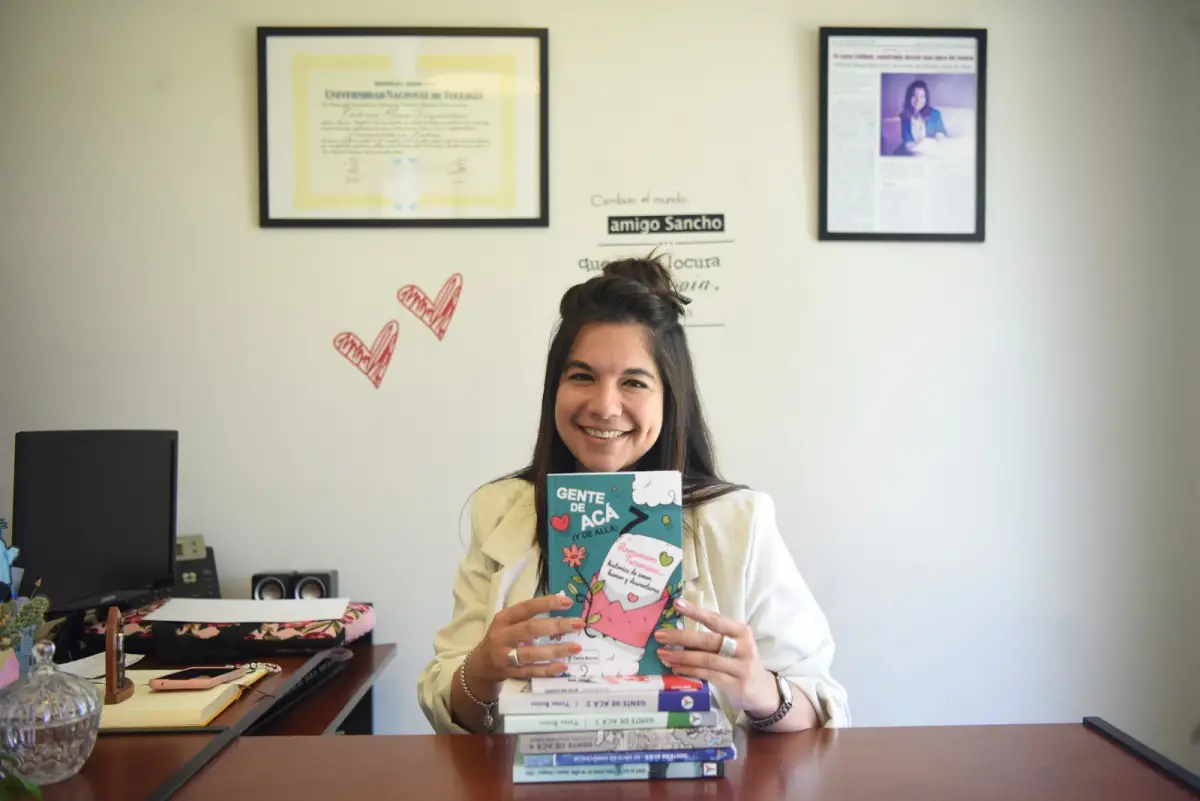 MISIÓN CUMPLIDA. Desjardins contó que este 2025 se imprimieron 600 ejemplares que no se ponen a la venta, sino que se regalan a los alumnos publicados. LA GACETA/ FOTO DE ANALÍA JARAMILLO