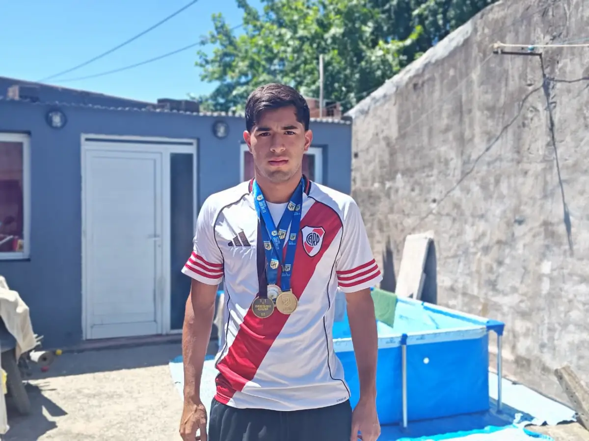 FELIZ. Mateo se calzó la camiseta del 