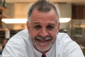 Primer parte médico oficial de Christian Petersen: el chef permanece en terapia intensiva con falla multiorgánica