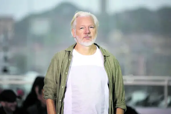 Assange contra María Corina Machado: demanda a la Fundación Nobel