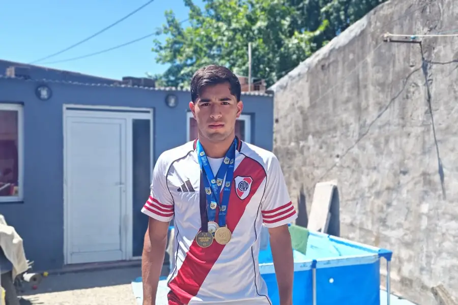 FELIZ. Mateo se calzó la camiseta del 