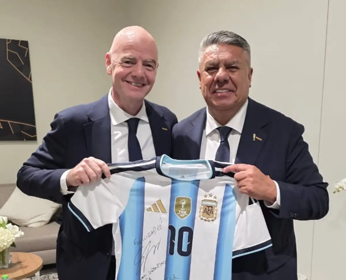UNIDOS. El presidente de la FIFA Gianni Infantino posa junto a Claudio Tapia y la camiseta de la Selección.