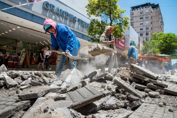 La Municipalidad reemplaza las baldosas rotas de la peatonal Muñecas