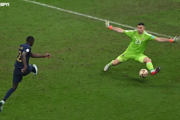 La exótica bombilla del “Dibu” Martínez: un artesano recreó la famosa atajada de Qatar