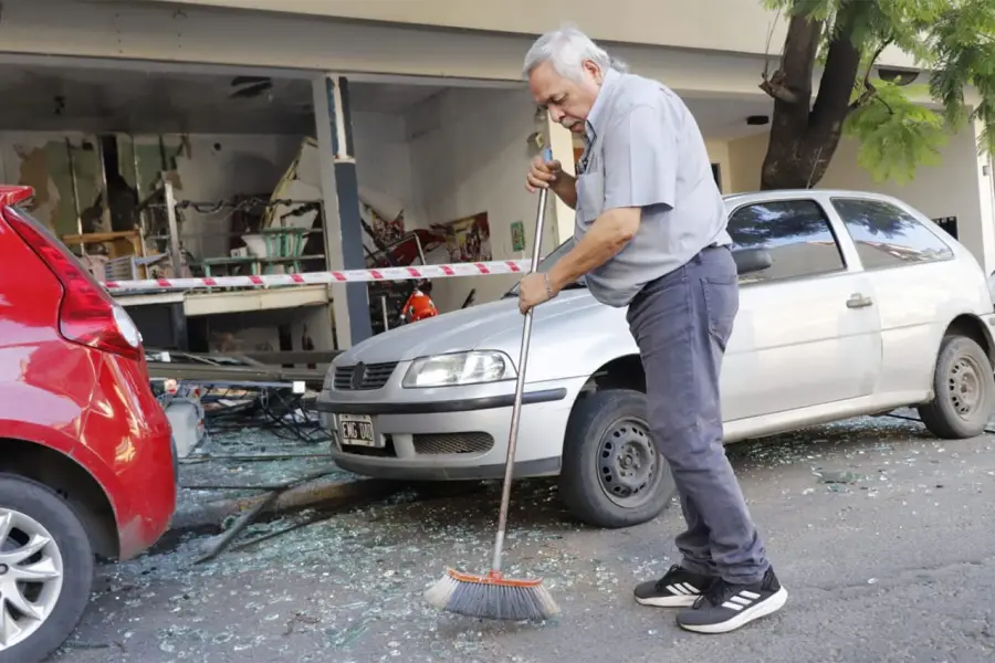 EN LA VEREDA. Los restos de la vidriera llegaron incluso hasta la calle Muñecas. 