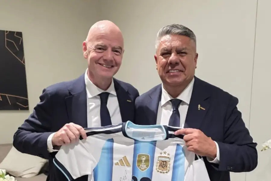 UNIDOS. El presidente de la FIFA Gianni Infantino posa junto a Claudio Tapia y la camiseta de la Selección.