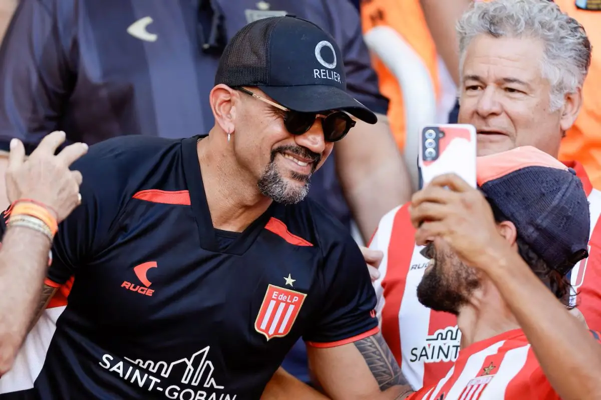 Verón, nuevamente en la tribuna con los hinchas