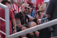 Juan Sebastián Verón, uno más: caminó con los hinchas, viajó en micro y alentó desde la tribuna en la final de Estudiantes