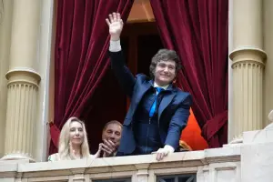 El flipper de Olivos: atenazado por el doble entorno, Milei saltó del festejo a la confusión