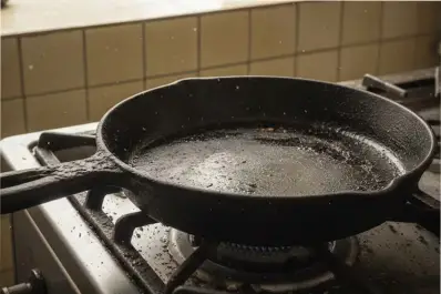 No hace falta tirarla: el truco definitivo para que la comida no se pegue a una sartén vieja