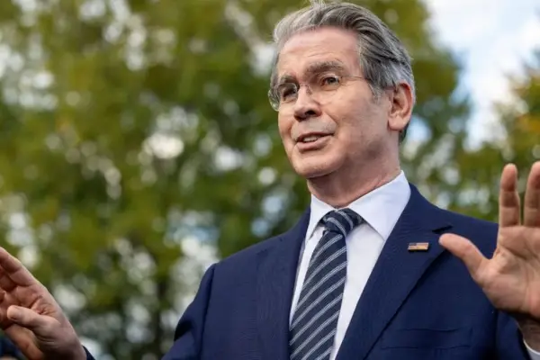 “Tiene sangre en las manos”, le gritaron a Bessent