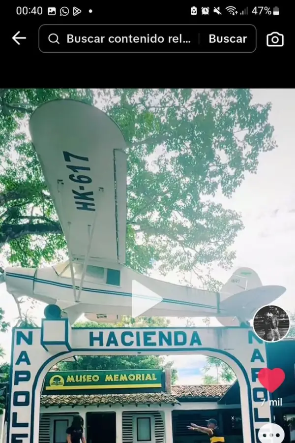 RECUERDO. Walter Lobos y su pareja en la puerta de la hacienda Nápoles, el refugio de Pablo Escobar.