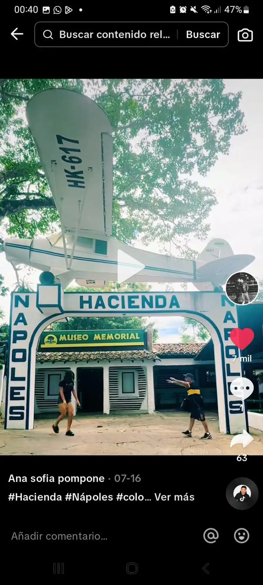RECUERDO. Walter Lobos y su pareja en la puerta de la hacienda Nápoles, el refugio de Pablo Escobar.