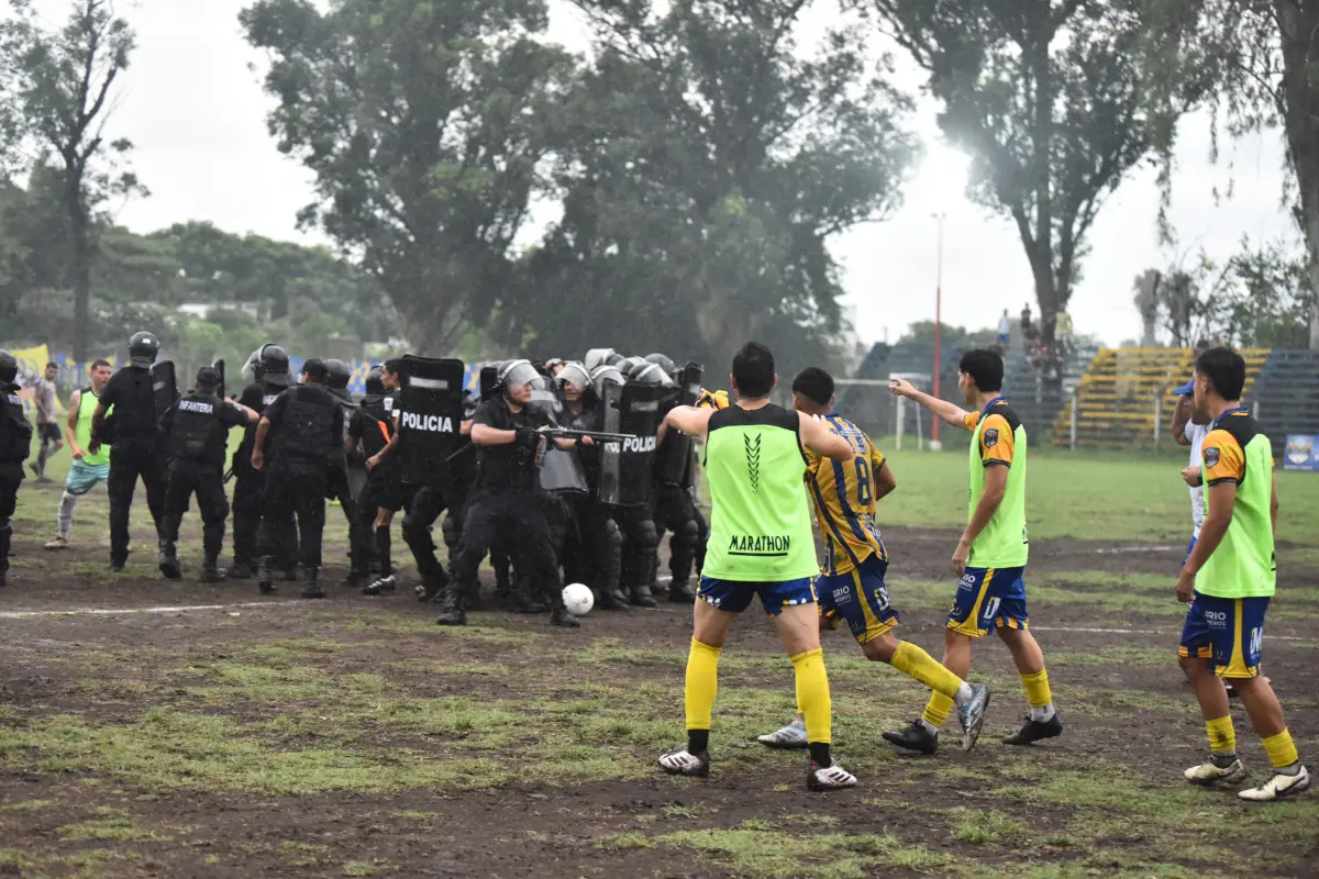 UNA IMAGEN REPETIDA. La Policía escolta a Eloy Guzmán y sus colaboradores, en medio de una batalla campal. La violencia volvió a ser protagonista luego de un partido de fútbol.