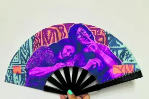 Entre la estética vintage y la necesidad de refrescarse, el abanico pisa fuerte otra vez