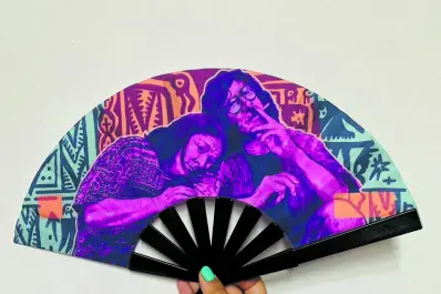 Entre la estética vintage y la necesidad de refrescarse, el abanico pisa fuerte otra vez