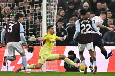Aston Villa no afloja: con Dibu Martínez como figura venció a Manchester United y sigue prendido en la pelea por el título