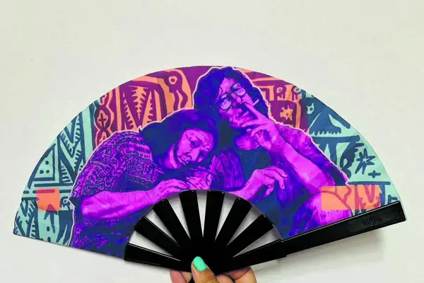 Entre la estética vintage y la necesidad de refrescarse, el abanico pisa fuerte otra vez