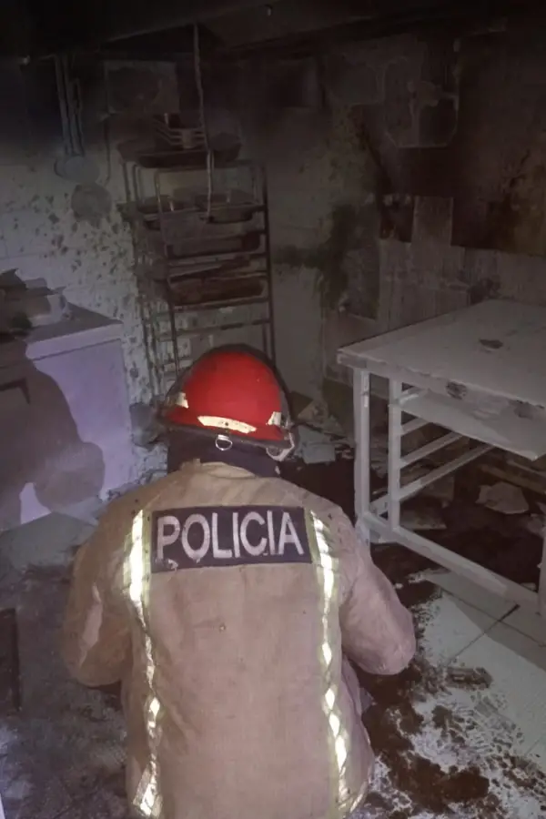 EN EL LOCAL. Los bomberos intervinieron para evitar que la llamas se propaguen. 
