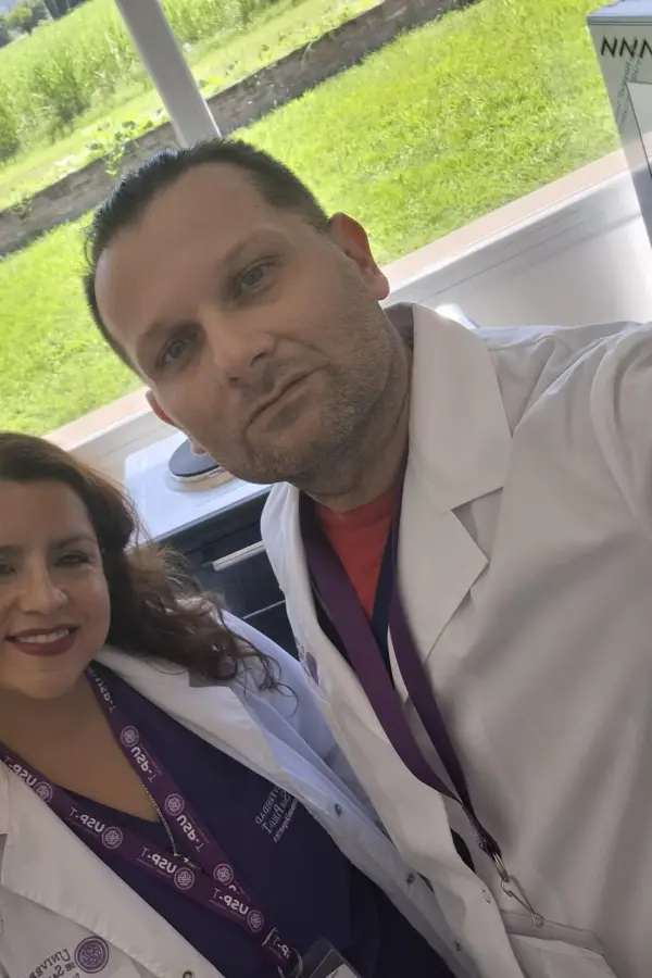 EQUIPO ACADÉMICO. Karina y Agustín, doctores de la Universidad de San Pablo-T, durante una de las instancias del proyecto educativo.