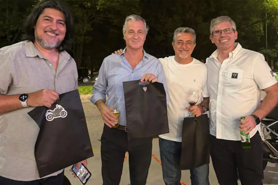 Equipo Triumph junto a clientes