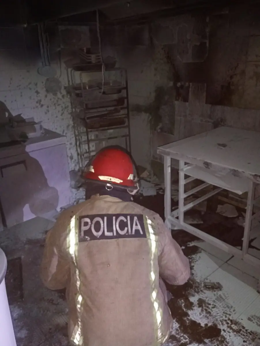 EN EL LOCAL. Los bomberos intervinieron para evitar que la llamas se propaguen. 