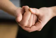 ¿Nudillos hinchados?: un síntoma que podría ser una señal de colesterol alto