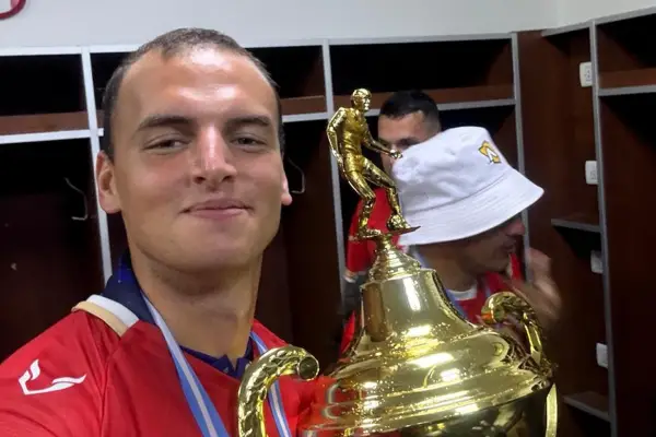 Estuvo al borde de la muerte, su padre lo salvó, y tras una cirugía en la cabeza pudo volver a una cancha de fútbol