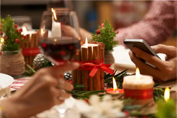 Qué significa mirar demasiadas veces el celular en la mesa navideña, según un estudio