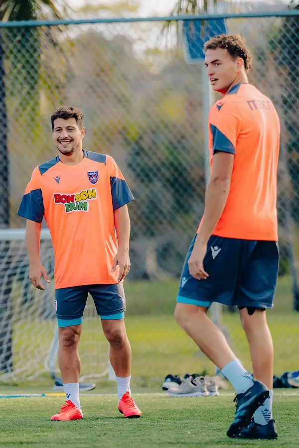 Estuvo al borde de la muerte, su padre lo salvó, y tras una cirugía en la cabeza pudo volver a una cancha de fútbol