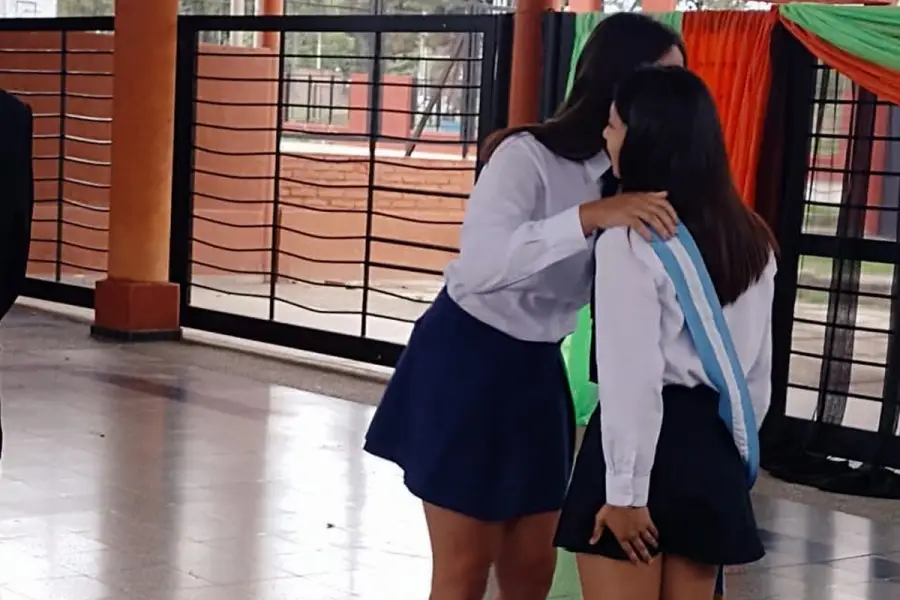 COMPAÑERAS. Un abrazo que resume años de esfuerzo compartido y un logro que llegó juntas. / Cortesía Malena Carabajal