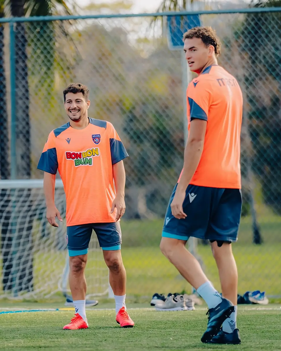 Estuvo al borde de la muerte, su padre lo salvó, y tras una cirugía en la cabeza pudo volver a una cancha de fútbol