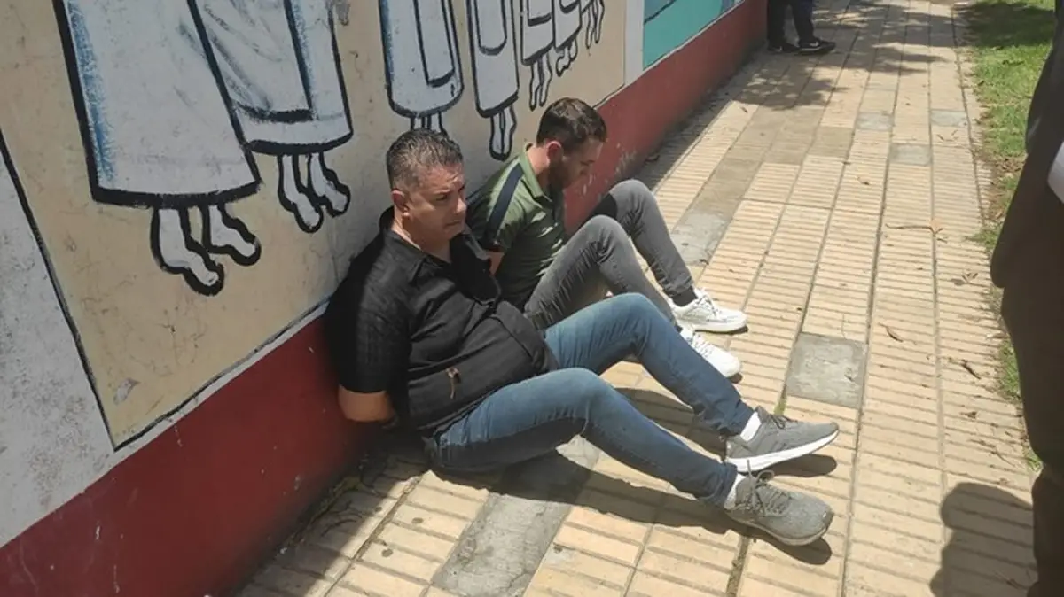 EN PROBLEMAS. Los choferes Sergio Da Silveira y Juan Cervín también quedaron detenidos durante el operativo.