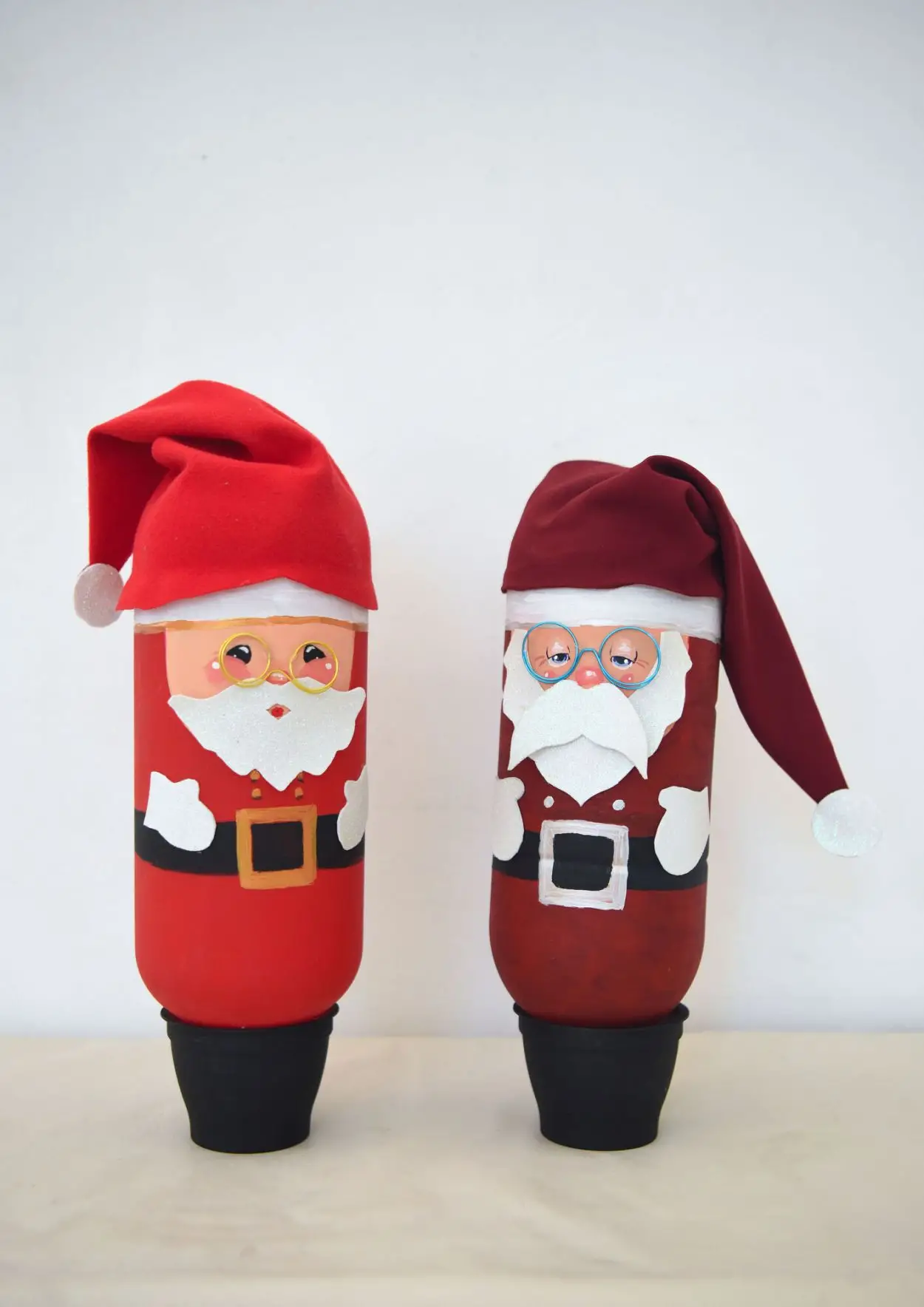 PLÁSTICO. Cada Papá Noel fue realizado con botellas plásticas.