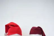 Artesanías navideñas con papel, hilo y materiales reciclados