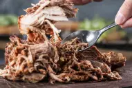 Cena navideña: cómo preparar el pernil de cerdo para que se desarme con una cuchara