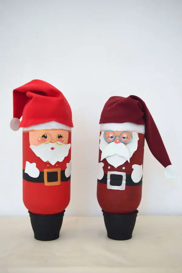 PLÁSTICO. Cada Papá Noel fue realizado con botellas plásticas.