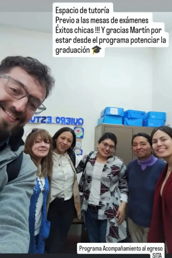 ACOMPAÑAMIENTO UNIVERSITARIO. Alejandra junto al equipo del programa universitario.